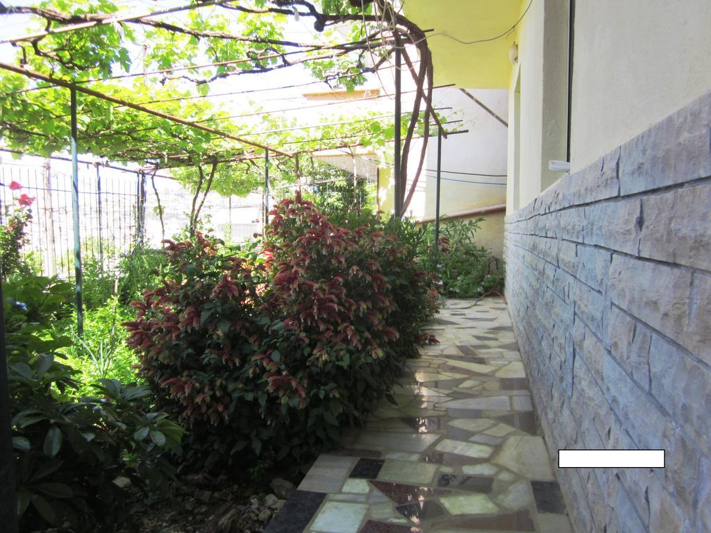 Guest House And Tavern Leo Sarandë Exterior foto